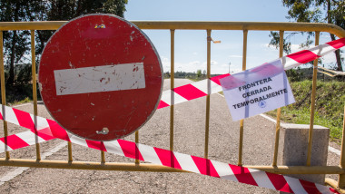 gard de fier si semn de interzis instalate la un punct de granita dintre spania si portugalia