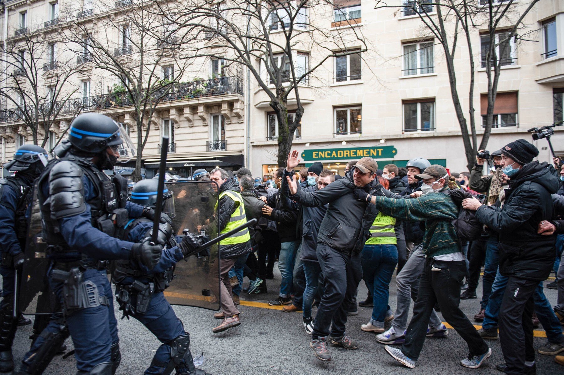 VIDEO. Violenţe la Paris între protestatari şi poliţie. Distrugeri și zeci de arestări după proteste