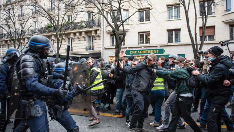 Polițiști francezi se luptă cu protestatari în Paris.