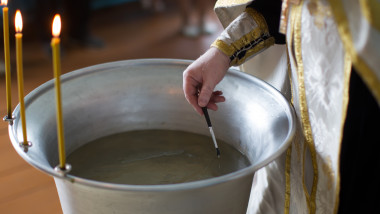 cristelnita folosita la botezul ortodox