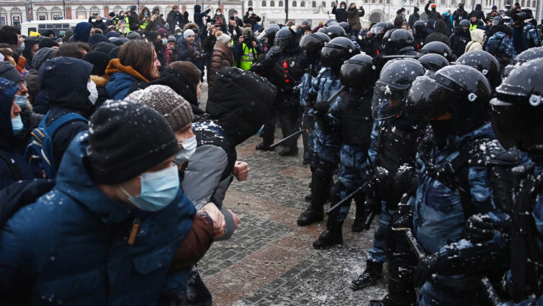 manifestanti rusi umar la umar in fata politistilor rusi pe strazile din moscova.