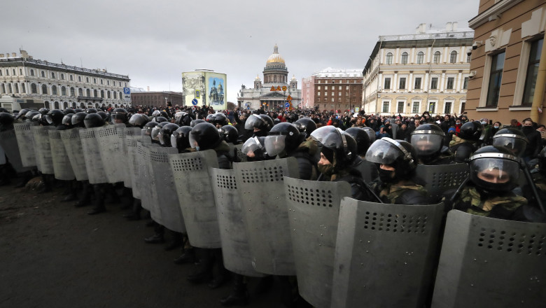 cordon de politisti cu scuturi in timpul protestelor la st petersburg