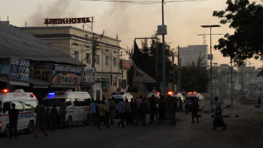 ambulante si oameni in fata hotelului afrik din somalia, in urma unui atac armat.