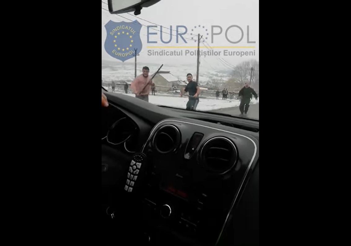 VIDEO: Polițiști atacați cu bâte și pietre la o intervenție. Luptători SAS și jandarmi au intervenit în ajutor