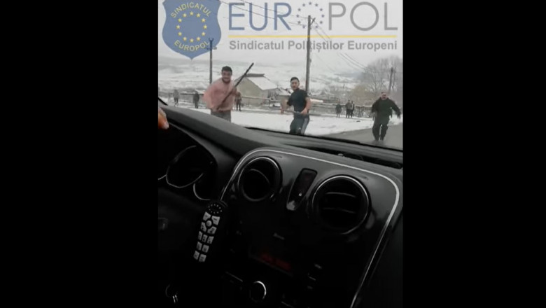 romi cu bate in mana ataca un echipaj de politie in comuna coroieni.