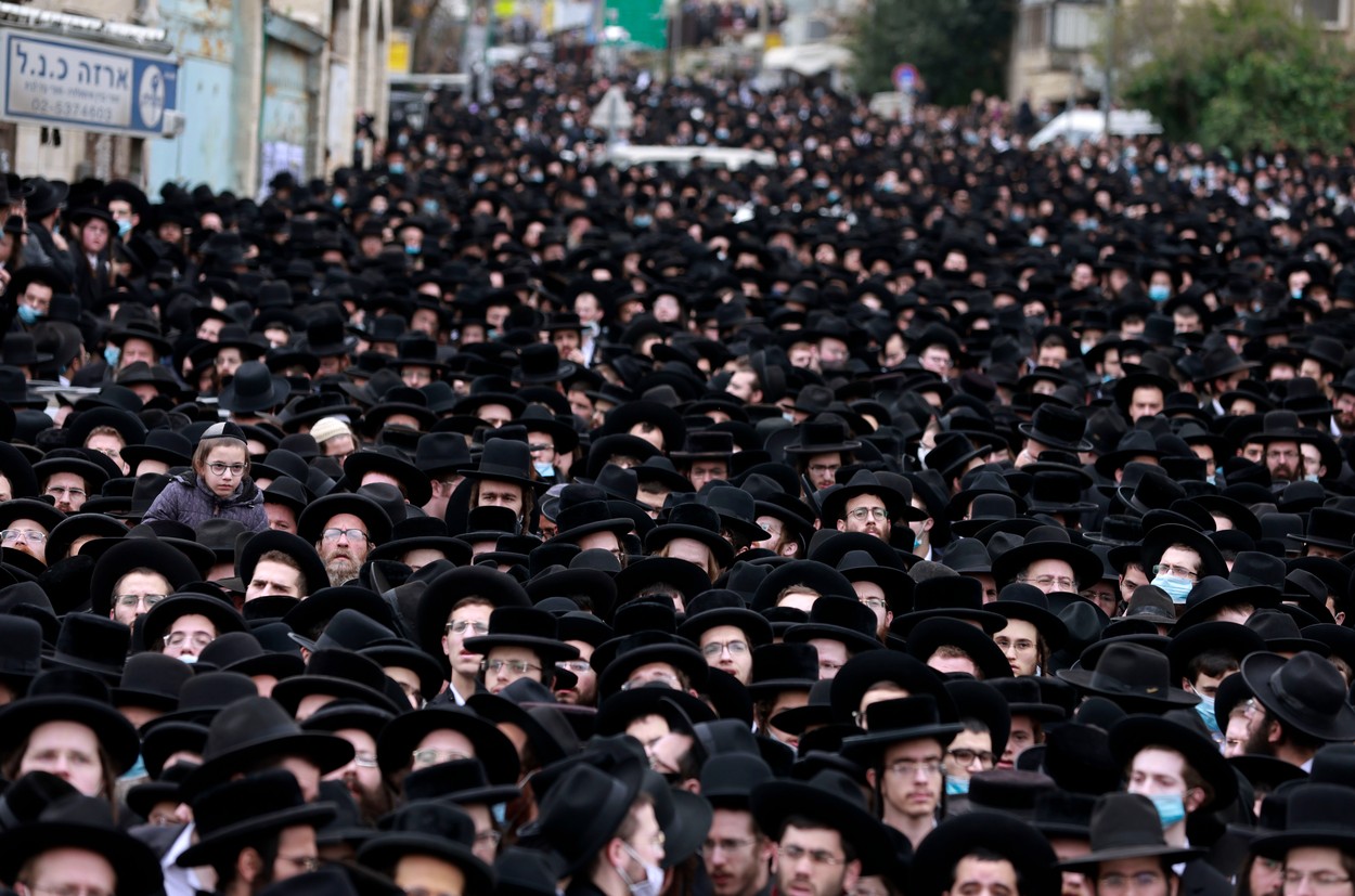 Israel. Mii de evrei ultrareligioși s-au înghesuit în plină pandemie la funeraliile unui rabin