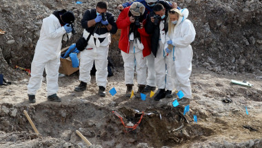 medici legisti la o groapa comuna de la granita serbiei cu kosovo