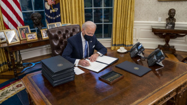 Joe Biden în Biroul Oval semnand un decret
