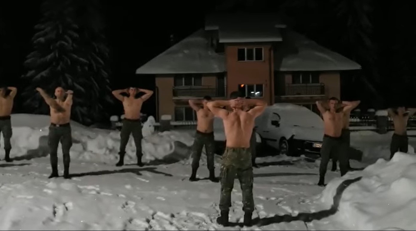 VIDEO: Militarii români s-au antrenat la bustul gol în ger