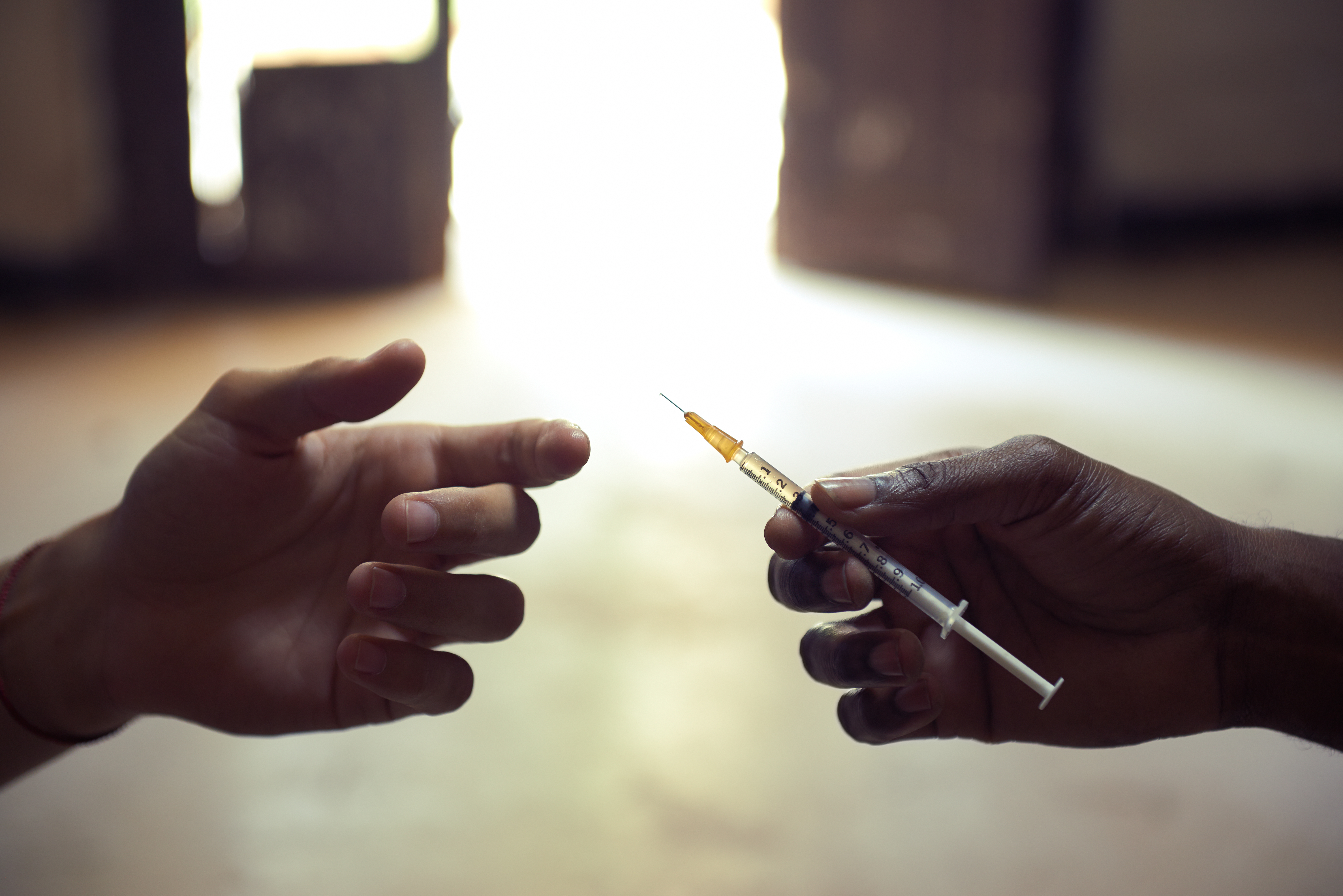 Infecțiile cu HIV și hepatitele riscă să explodeze în București. Un serviciu esențial pentru consumatorii de droguri se închide