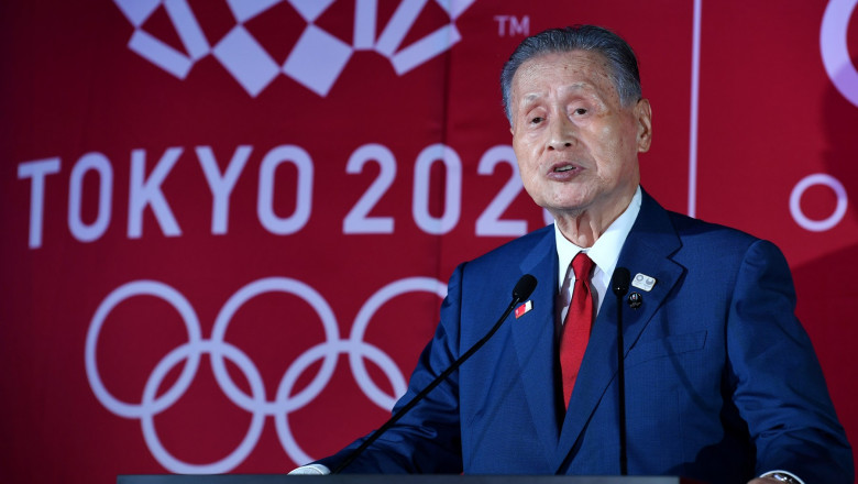 Yoshiro Mori făcând declarații în fața unui panou cu Jocurile Olimpice de la Tokyo