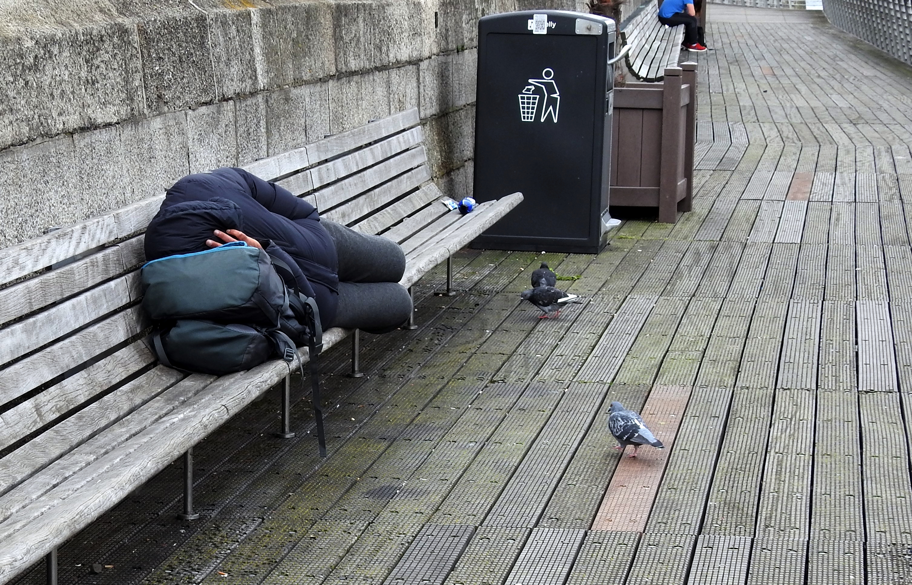 Povestea de film a unui homeless italian care a murit de frig pe străzile din Milano. Câți bani avea în cont