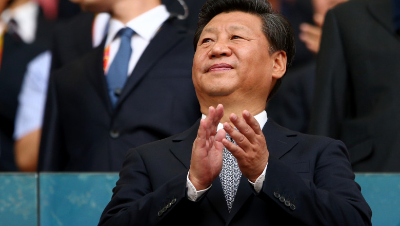 Xi Jinping bate din palme la un eveniment sportiv