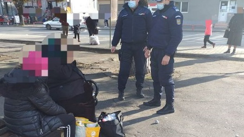 Jandarmii interpeleaza doua femei care stau pe o banca