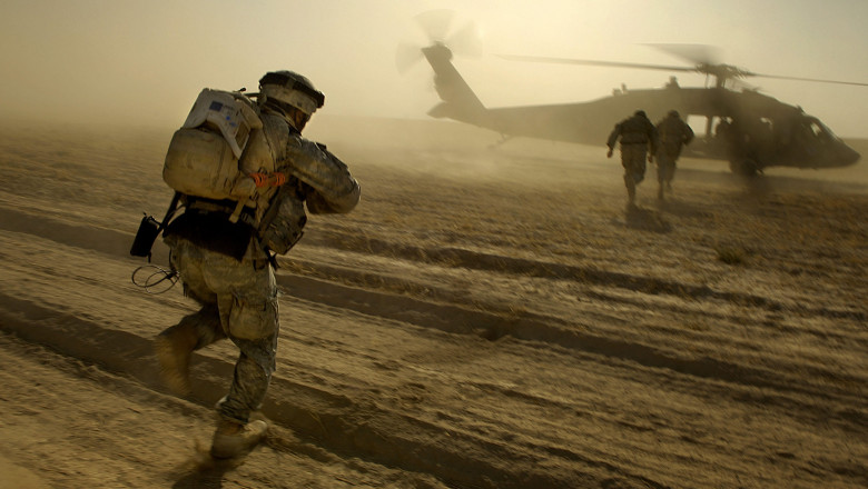 militari americani urcă într-un elicopter Black Hawk, în Afganistan, în cadrul misiunii NATO din această ţară