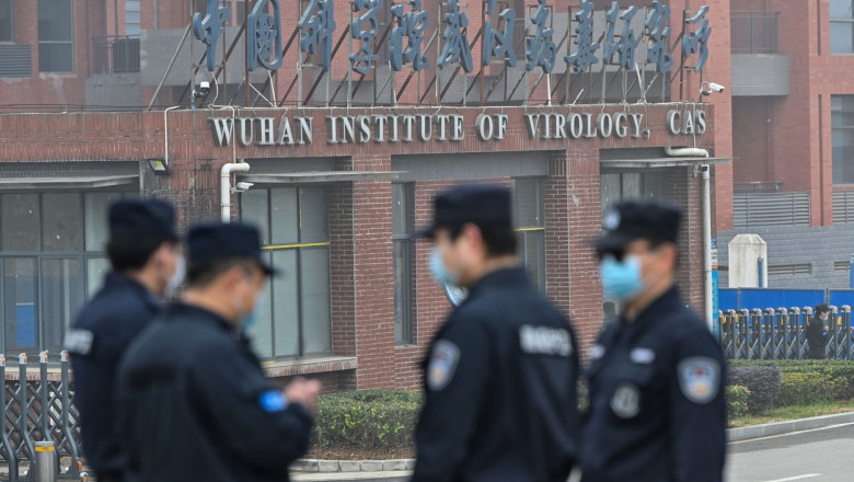 laborator din Wuhan in fata caruia se afla politisti chinezi