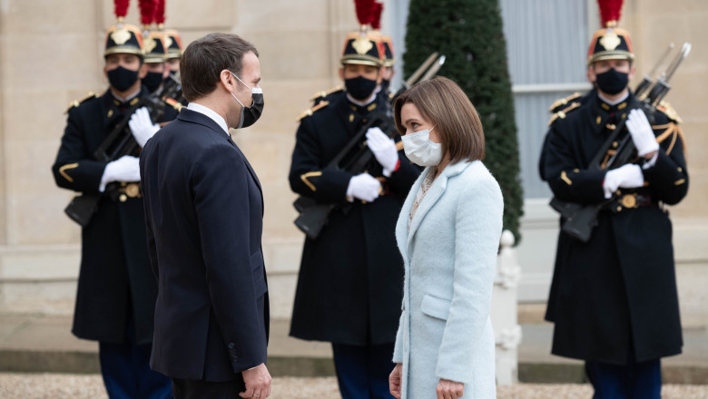 Emmanuel Macron și Maia Sandu stau fata in fata, in timpul vizitei facute de presedintele republicii moldova la paris