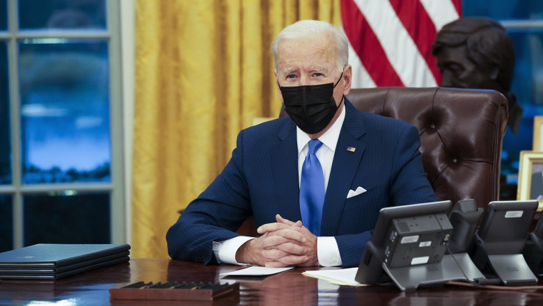 Joe Biden poartă mască de protecție la Biroul Oval de la Casa Albă.