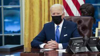 Joe Biden poartă mască de protecție la Biroul Oval de la Casa Albă.