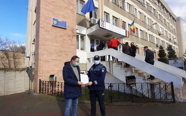 Un bărbat de 50 de ani a găsit 5.000 de euro în fanta unui bancomat din Iași