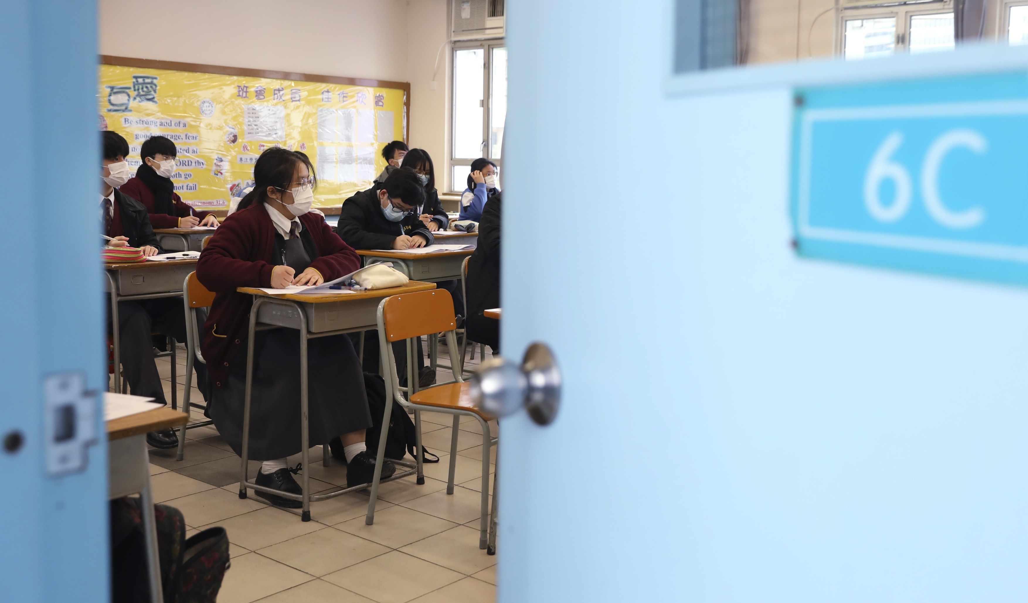 Copiii din Hong Kong vor învăța în școli despre terorism, imixtiuni ale forțelor străine și secesionism