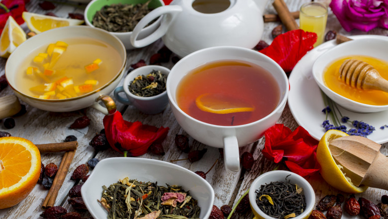 diferite tipuri de ceai, pregatit si plante, pe o masă.