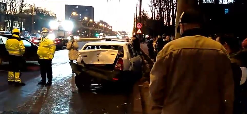 VIDEO. Carambol cu șapte mașini la semafor. Autoturismele au ricoșat unul în altul din cauza unui șofer vitezoman