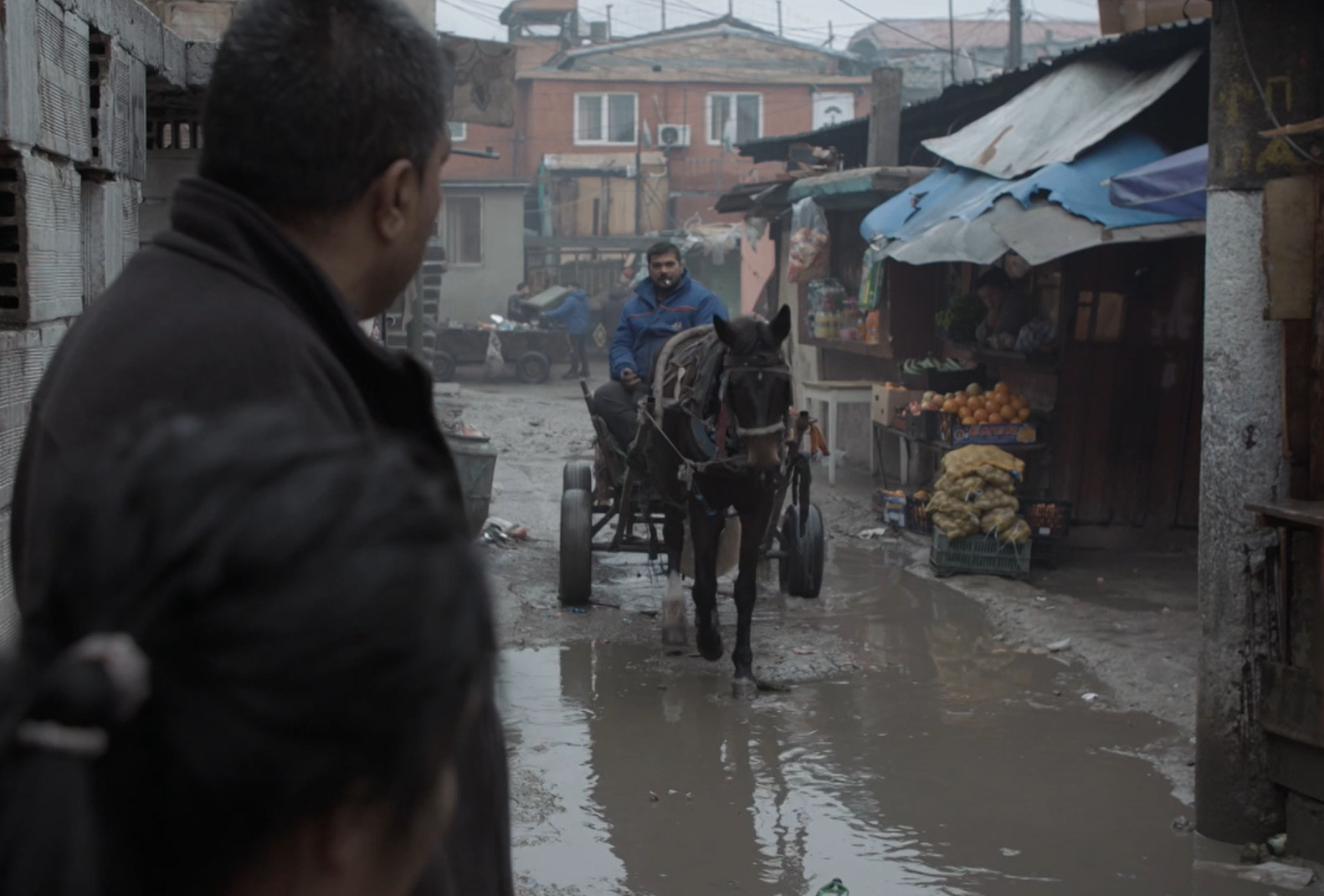„Nici câinii nu pot trăi așa” în vreme de Covid. Reportaj BBC în una din cele mai mari comunități de romi din Europa