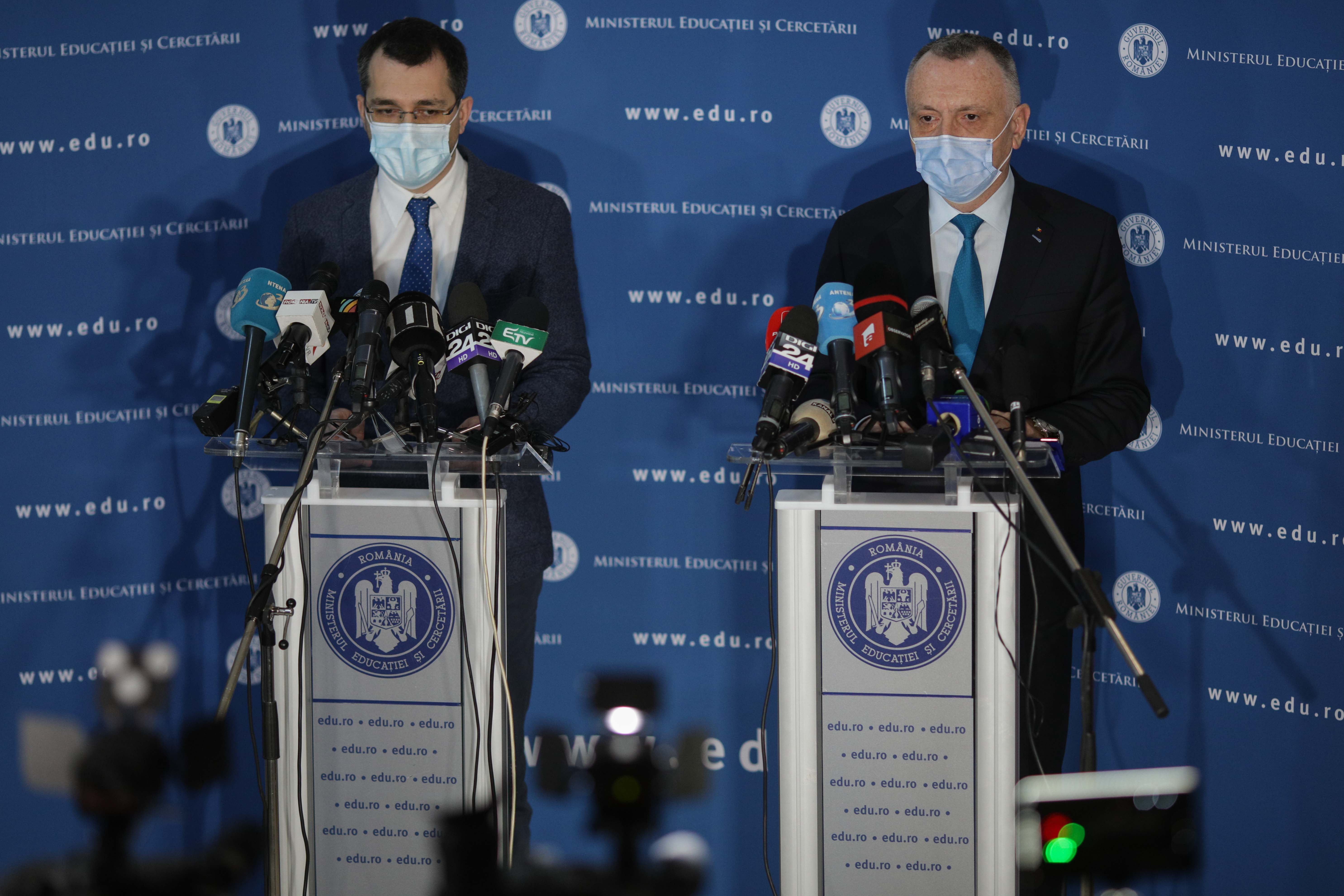 Ce fac elevii din anii terminali în scenariul roșu? Pentru că n-a primit răspuns de la MS, Sorin Cîmpeanu s-a adresat direct CNSU