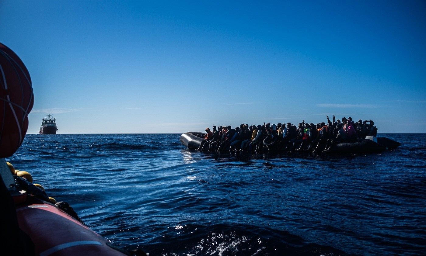 Peste 400 de migranţi aflați în pericol, salvați din Marea Mediterană în doar câteva zile