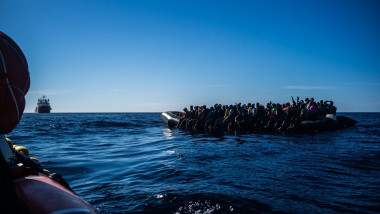 barca pneumatica plina cu mihranti care sunt salvati din marea mediterana
