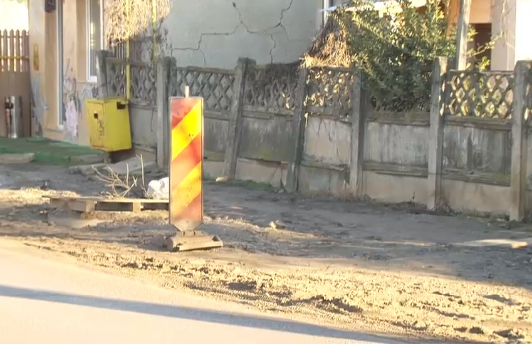 Reportaj. Comuna Berceni a rămas de anul trecut fără trotuare. „Numai noroaie! Șoferii claxonează, te înjură să te dai la o parte”