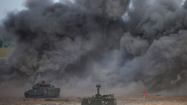Fum provocat de explozia mai multor mine în cadrul unu exerciţiu NATO în Polonia, iunie 2015.