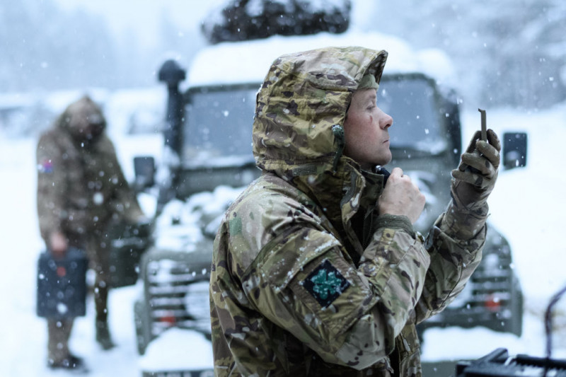 militar englez se bărbiereşte în cadrul unui exerciţiu NATO în Norvegia, 2018