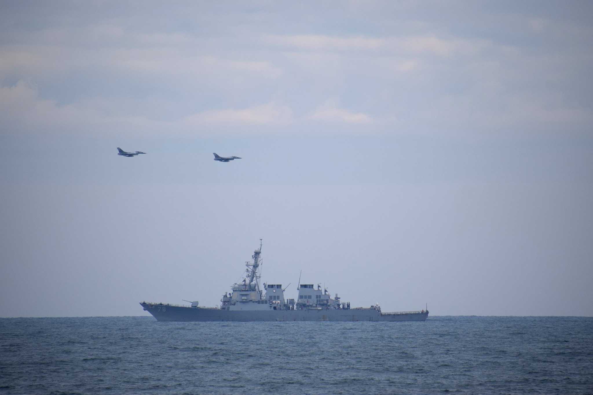 Militarii români şi americani fac exerciţii de apărare antiaeriană deasupra Mării Negre