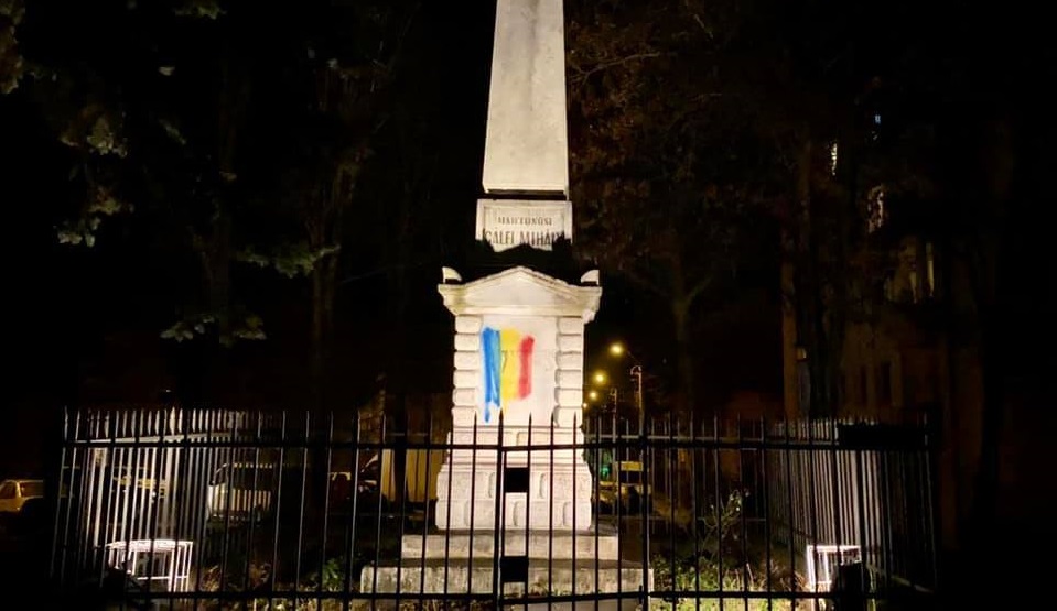 Monumentul Secuilor Martiri din Târgu Mureş, vandalizat. Necunoscuți au desenat tricolorul românesc