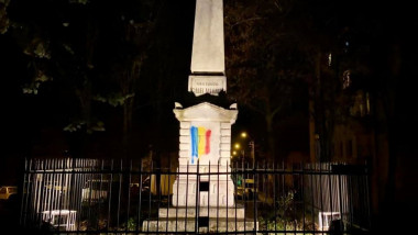 monumentul secuilor martiri din targu mures, vandalizat cu tricolorul romanesc