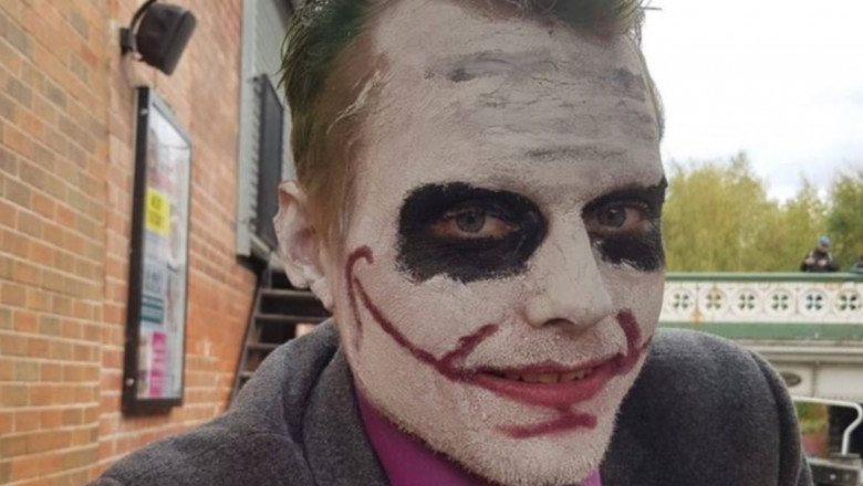 Bărbat costumat în Joker