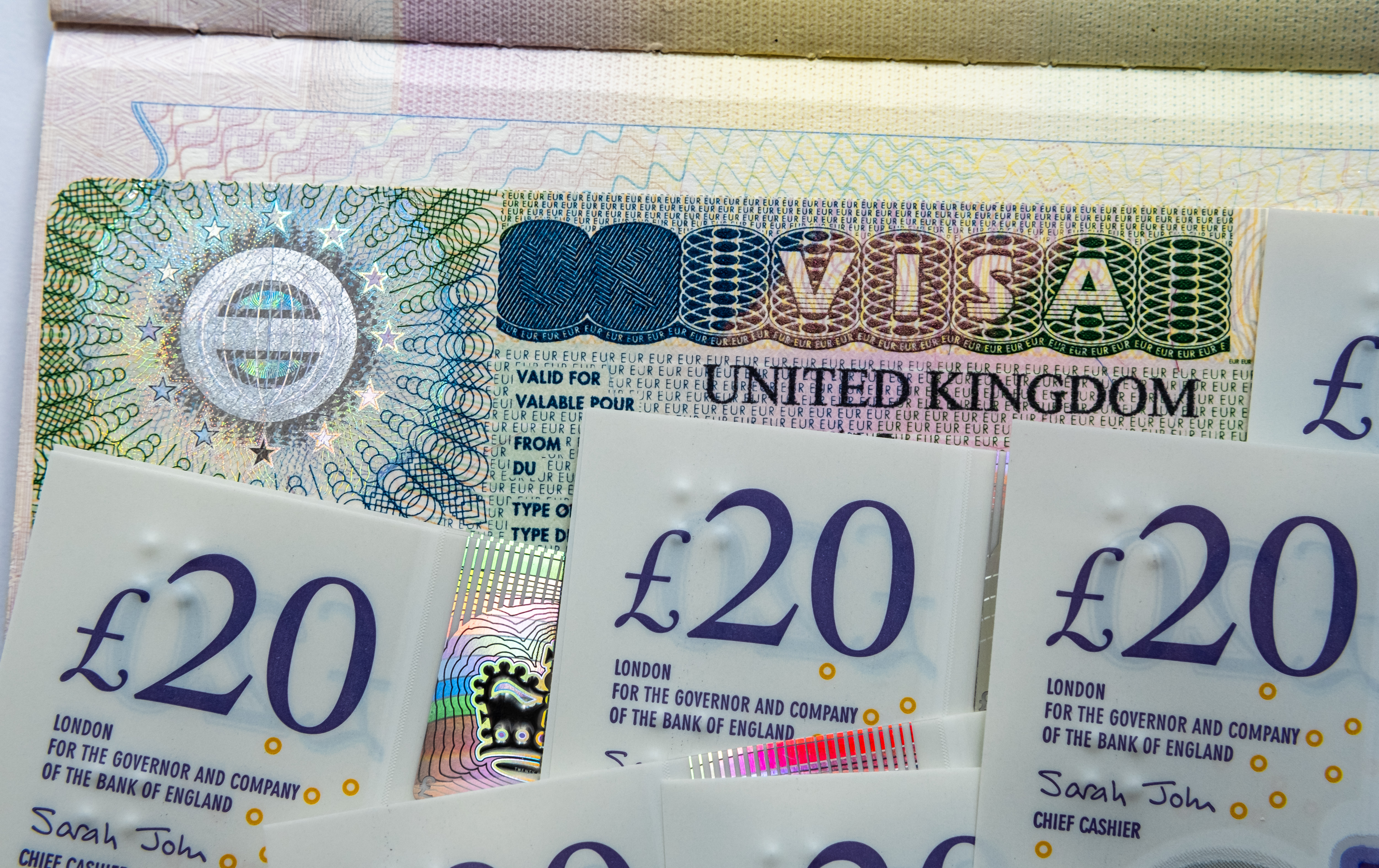 UK discriminează între țările UE la taxele pentru vizele de muncă. Românii sunt printre europenii care trebuie să plătească mai mult