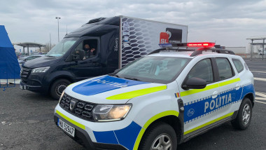 camioneta cu vaccin covid atrazeneca insotita de o masina de politie