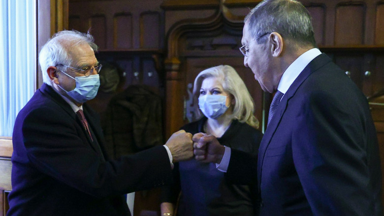 Josep Borrell și Serghei Lavrov se salută cu pumnul.