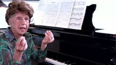 femeie de 106 ani da explicatii in fata pianului
