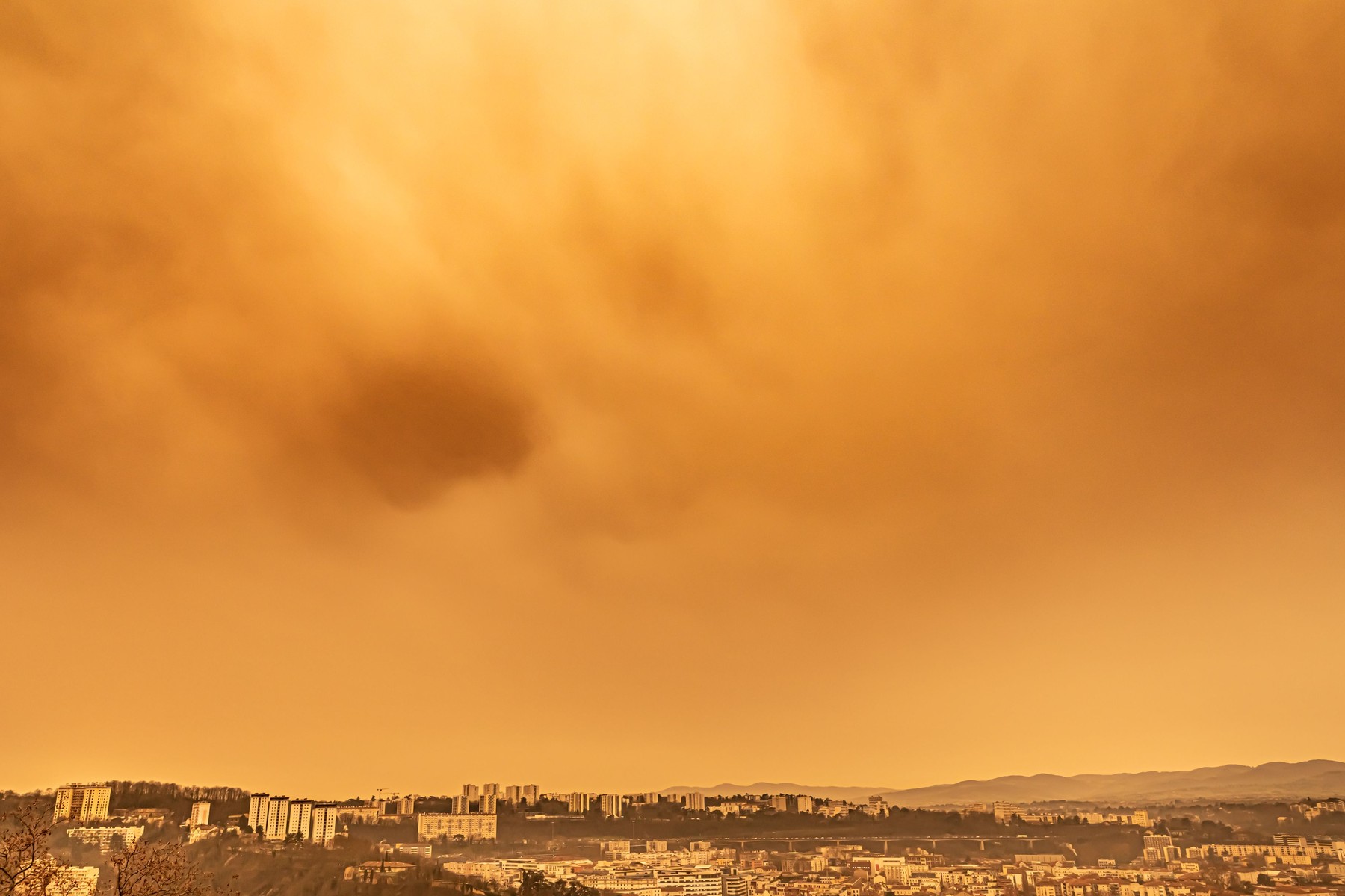Norul de praf saharian ajunge în această noapte în România. Meteorolog: „Concentrațiile vor fi mai reduse”