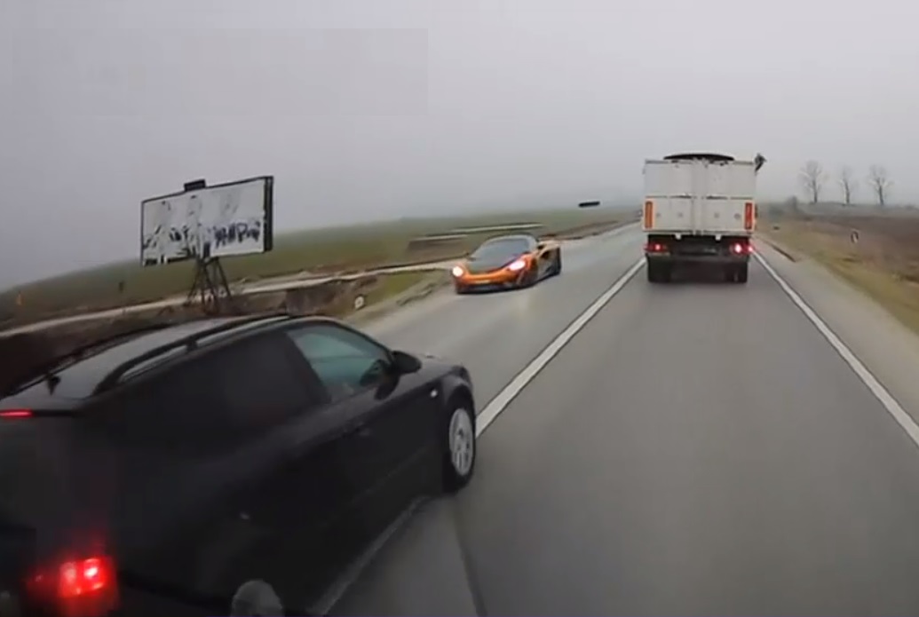 VIDEO. Șofer la un pas să provoace 2 accidente în câteva secunde. Imagini surprinse de o cameră de bord