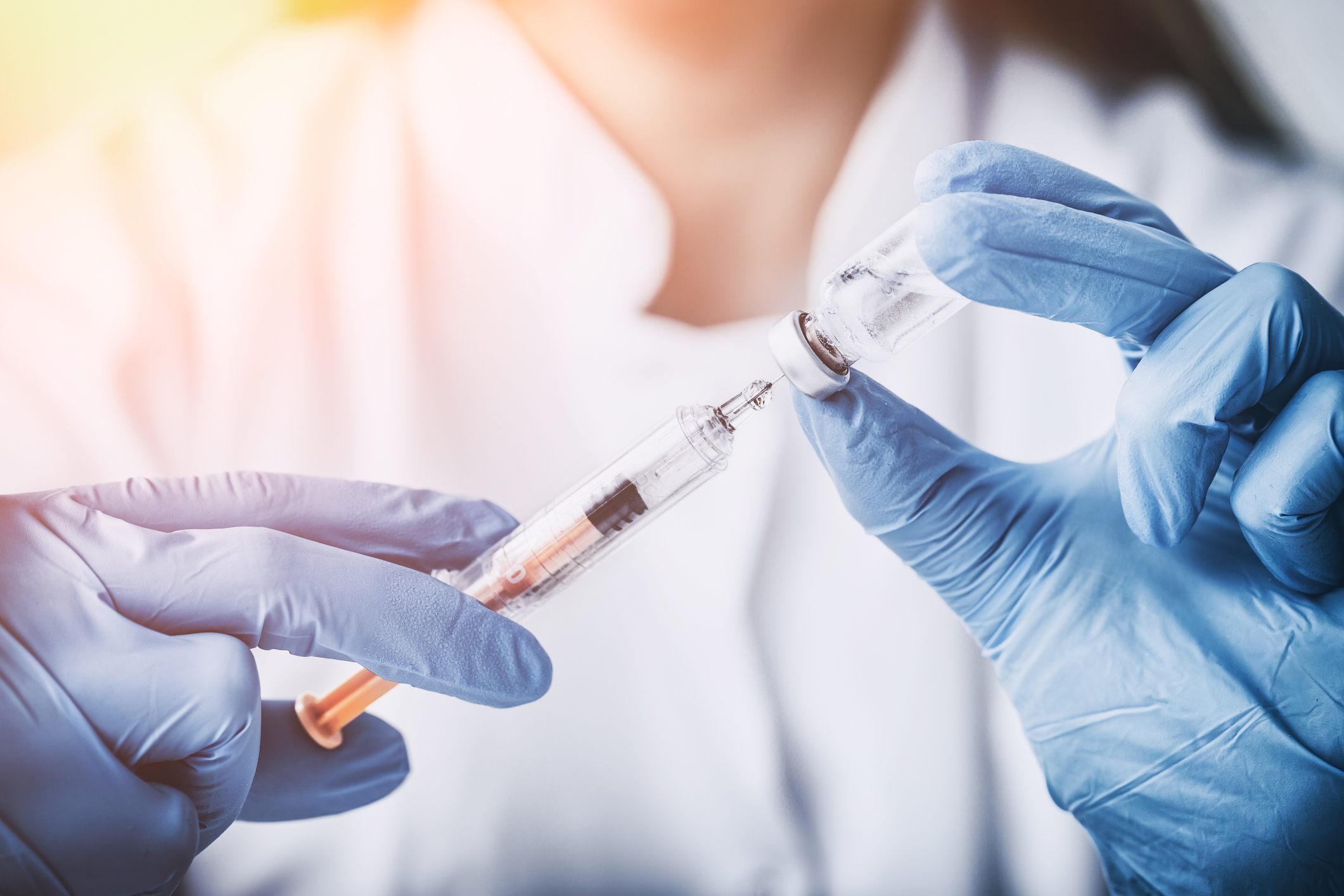 Diferența între reacțiile după vaccinul Pfizer și cel de la AstraZeneca. Medic: Nu luați paracetamol preventiv, ci doar la febră