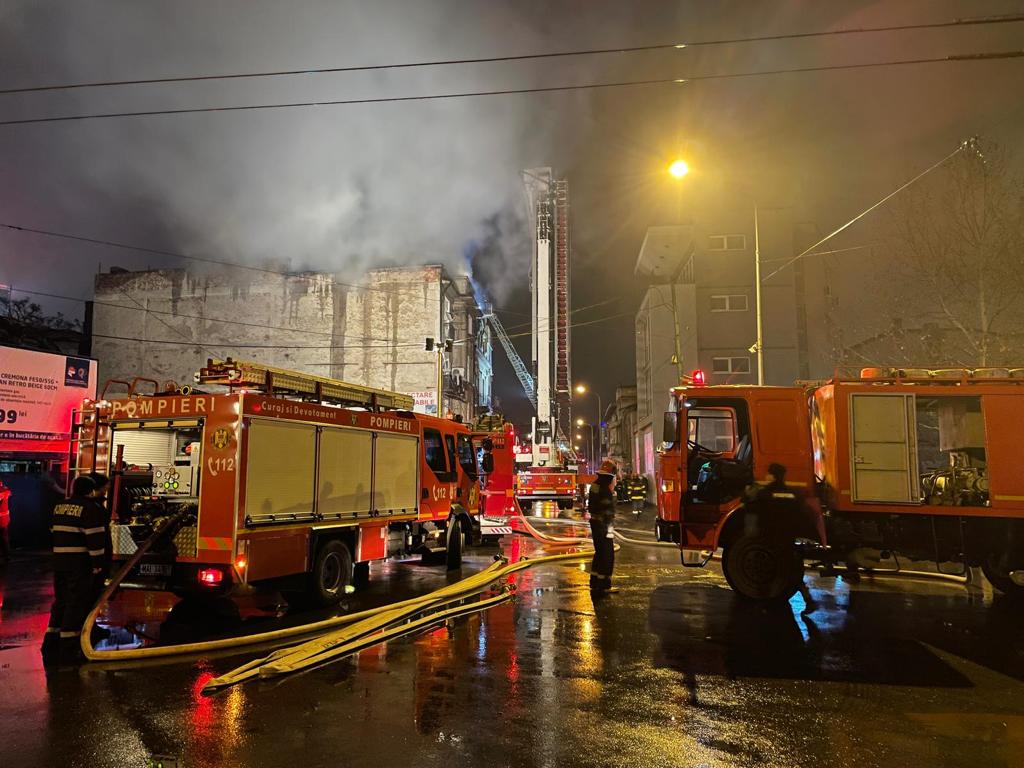 Intervenție de amploare a pompierilor, în București: Incendiu la o clădire cu trei etaje
