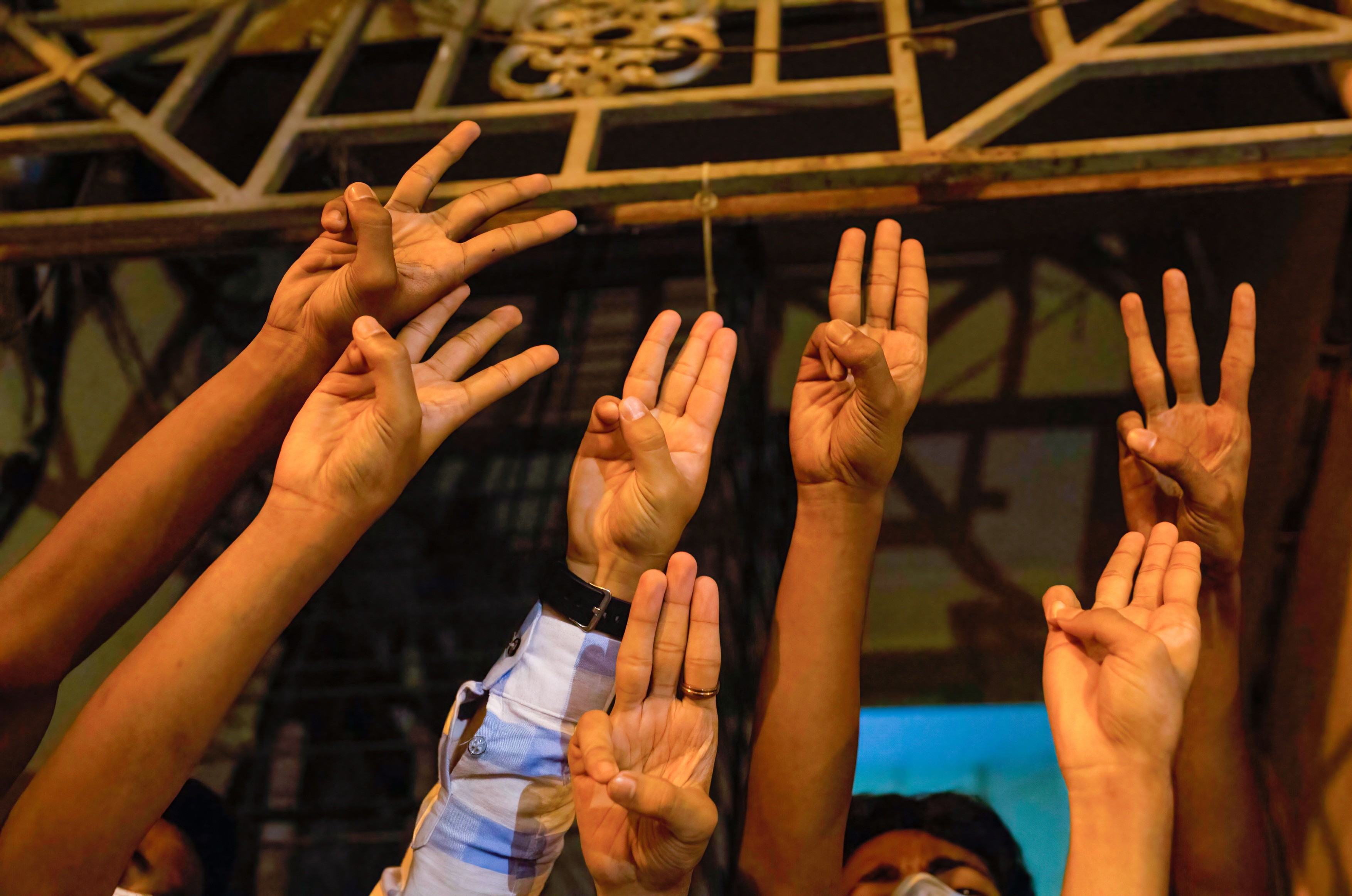 Cum a devenit un gest din filmul „Jocurile foamei” simbolul protestelor din Myanmar, după reinstaurarea dictaturii militare