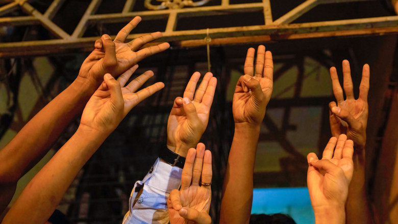 Protestatari în Myanmar la o demonstrație de protest împotriva dictaturii militare arată salutul cu trei degete inspirat din filmul „Jocurile Foamei”