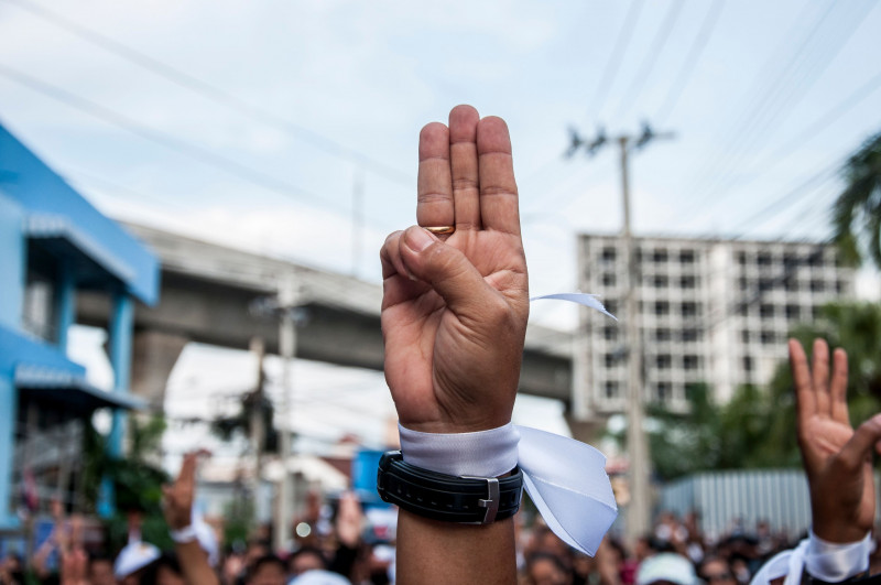 Salutul cu trei degete, din Jocurile Foamei, la un protest din Bangkok, Thailanda