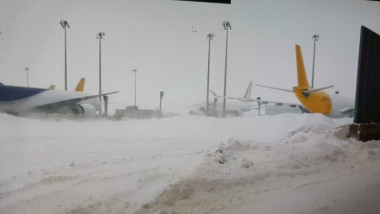 Avioane la sol din cauza zăpezii din Germania. Imagini de pe aeroportul din Leipzig.